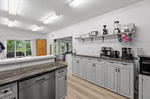 4187 Gallaghers Crescent, Kelowna, BC - Indoor Photo Showing Kitchen