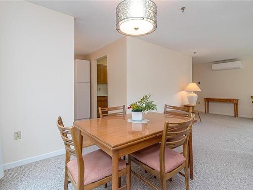 201-3969 Shelbourne St, Saanich, BC - Indoor Photo Showing Dining Room