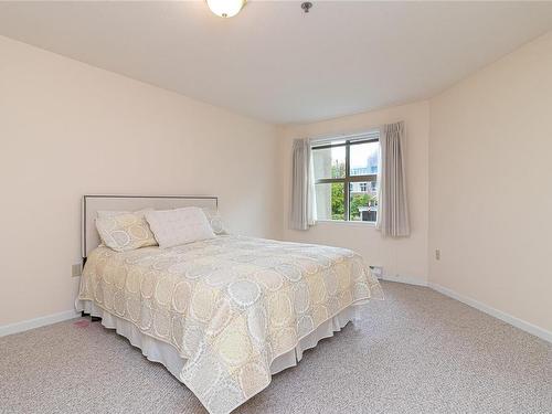 201-3969 Shelbourne St, Saanich, BC - Indoor Photo Showing Bedroom