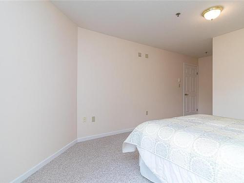 201-3969 Shelbourne St, Saanich, BC - Indoor Photo Showing Bedroom