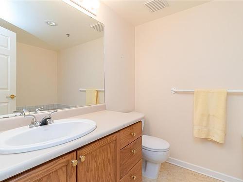 201-3969 Shelbourne St, Saanich, BC - Indoor Photo Showing Bathroom