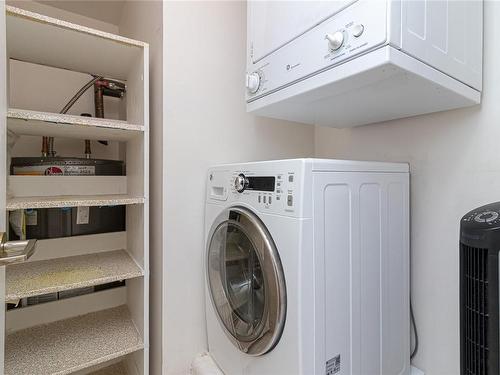 201-3969 Shelbourne St, Saanich, BC - Indoor Photo Showing Laundry Room