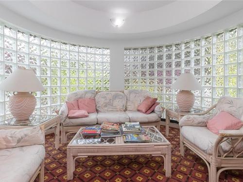 201-3969 Shelbourne St, Saanich, BC - Indoor Photo Showing Living Room