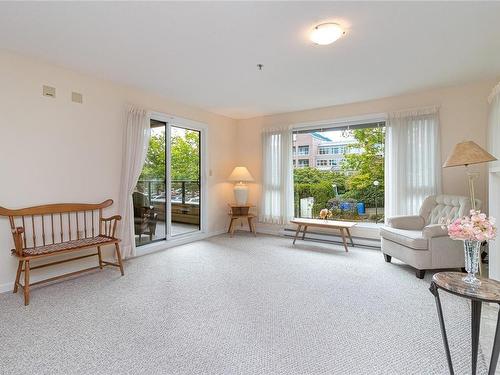 201-3969 Shelbourne St, Saanich, BC - Indoor Photo Showing Living Room