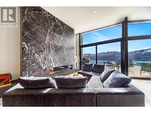 3985 Beachview Drive, West Kelowna, BC - Indoor Photo Showing Living Room