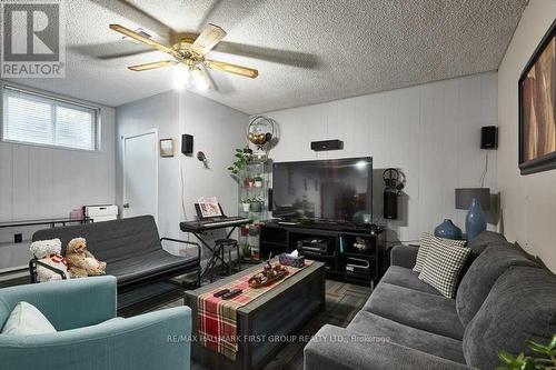 11 Jane Avenue, Clarington (Courtice), ON - Indoor Photo Showing Living Room