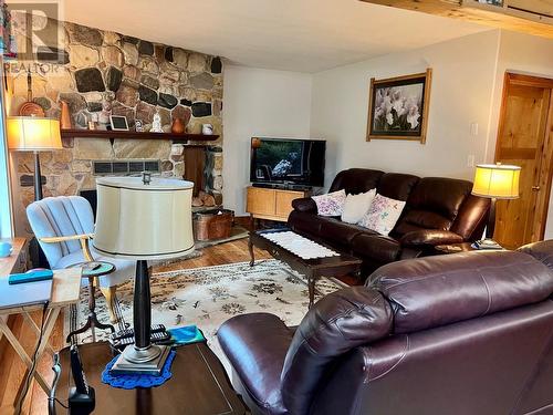 1421 Ainsworth Avenue, Riondel, BC - Indoor Photo Showing Living Room