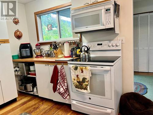 1421 Ainsworth Avenue, Riondel, BC - Indoor Photo Showing Kitchen