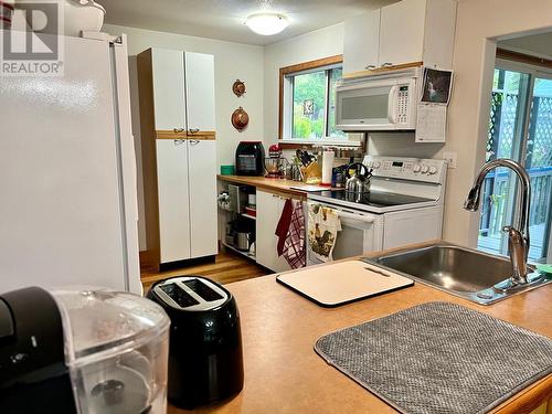 1421 Ainsworth Avenue, Riondel, BC - Indoor Photo Showing Kitchen