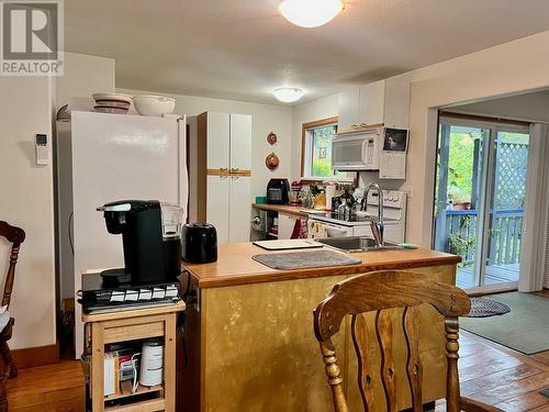 1421 Ainsworth Avenue, Riondel, BC - Indoor Photo Showing Kitchen