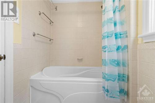 End your day with a relaxing bath in this soaker tub - 11 Gilchrist Avenue, Ottawa, ON - Indoor Photo Showing Bathroom