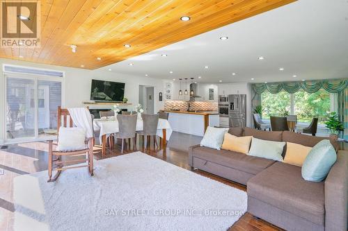 19583 Highway 48, East Gwillimbury, ON - Indoor Photo Showing Living Room