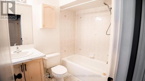 943 Khan Crescent, Mississauga, ON - Indoor Photo Showing Bathroom