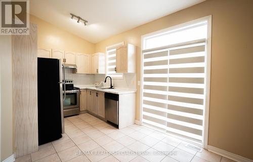 943 Khan Crescent, Mississauga, ON - Indoor Photo Showing Kitchen