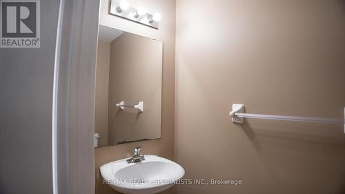 943 Khan Crescent, Mississauga, ON - Indoor Photo Showing Bathroom