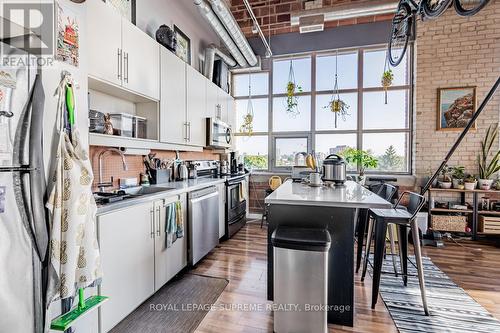 Ph3 - 2154 Dundas Street W, Toronto, ON - Indoor Photo Showing Kitchen