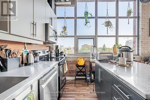 Ph3 - 2154 Dundas Street W, Toronto, ON - Indoor Photo Showing Kitchen