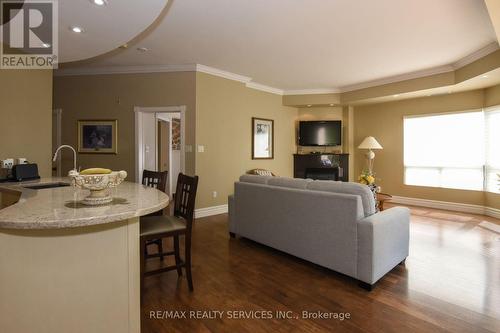 501 - 24 Chapel Street, Halton Hills, ON - Indoor Photo Showing Living Room