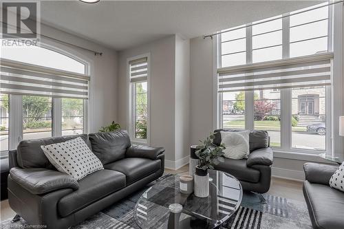 4176 Fuller Crescent, Burlington, ON - Indoor Photo Showing Living Room