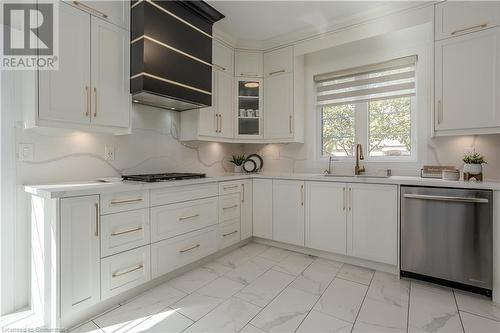 4176 Fuller Crescent, Burlington, ON - Indoor Photo Showing Kitchen With Upgraded Kitchen