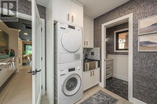 gorgeous laundry & powder room - 824 Clearview Avenue, London, ON - Indoor Photo Showing Laundry Room