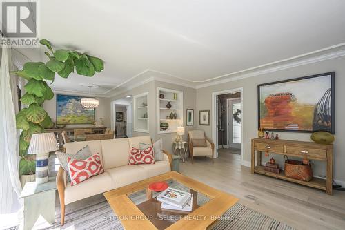 Crown moulding & art niches - 824 Clearview Avenue, London, ON - Indoor Photo Showing Living Room