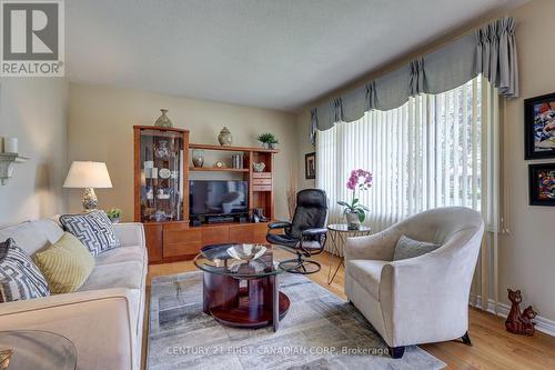 60 Jena Crescent, London, ON - Indoor Photo Showing Living Room