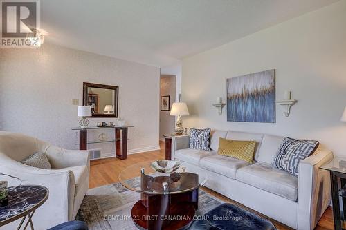 60 Jena Crescent, London, ON - Indoor Photo Showing Living Room