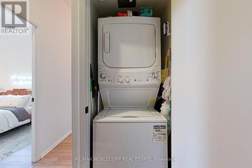 301 - 75 St Nicholas Street, Toronto, ON - Indoor Photo Showing Laundry Room