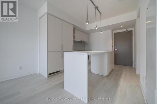 3403 - 88 Harbour Street, Toronto, ON - Indoor Photo Showing Kitchen