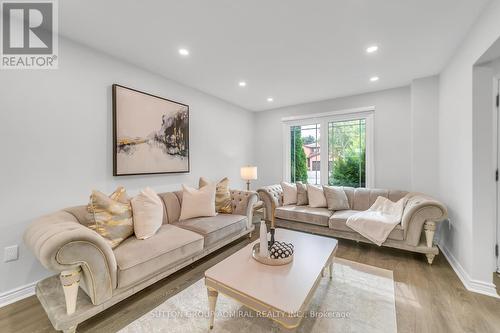 971 Leslie Valley Drive, Newmarket, ON - Indoor Photo Showing Living Room