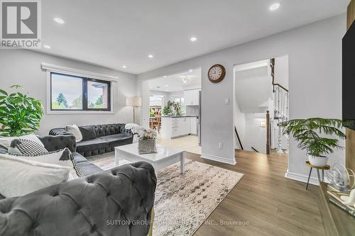 971 Leslie Valley Drive, Newmarket, ON - Indoor Photo Showing Living Room