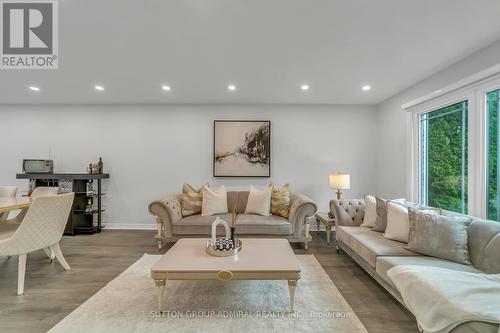 971 Leslie Valley Drive, Newmarket, ON - Indoor Photo Showing Living Room