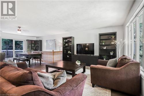 409 Mcnaughton Street, South Bruce Peninsula, ON - Indoor Photo Showing Living Room