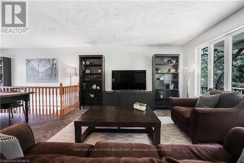 409 Mcnaughton Street, South Bruce Peninsula, ON - Indoor Photo Showing Living Room