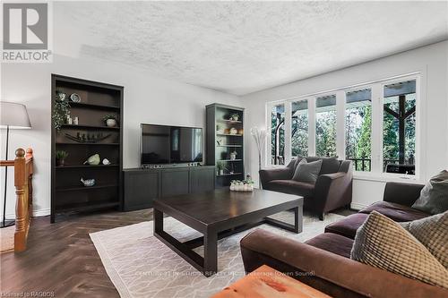 409 Mcnaughton Street, South Bruce Peninsula, ON - Indoor Photo Showing Living Room