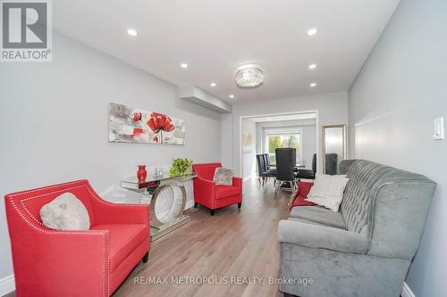 285 Senator Street, Pickering, ON - Indoor Photo Showing Living Room