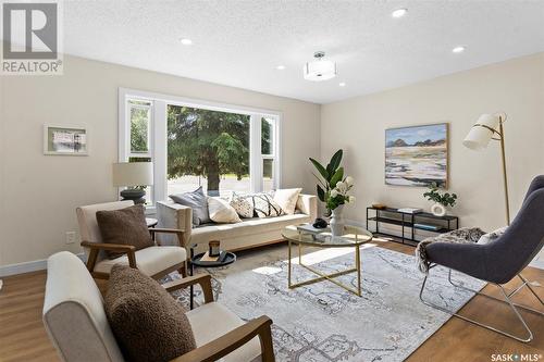 26 Assiniboine Drive, Saskatoon, SK - Indoor Photo Showing Living Room