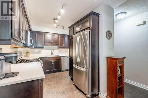 18 - 2880 Headon Forest Drive, Burlington, ON - Indoor Photo Showing Kitchen With Stainless Steel Kitchen With Upgraded Kitchen