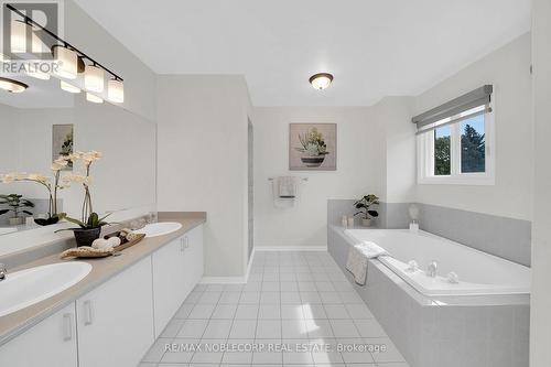 19 Sal Circle, Brampton, ON - Indoor Photo Showing Bathroom