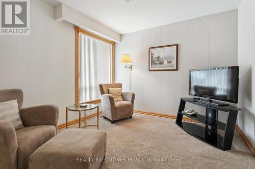 128 Kingsview Boulevard, Toronto, ON - Indoor Photo Showing Other Room