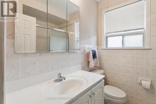 128 Kingsview Boulevard, Toronto, ON - Indoor Photo Showing Bathroom