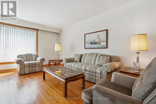 128 Kingsview Boulevard, Toronto, ON - Indoor Photo Showing Living Room