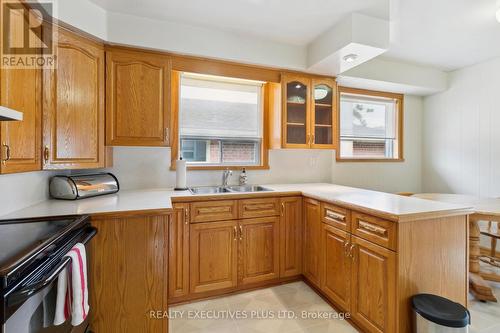 128 Kingsview Boulevard, Toronto, ON - Indoor Photo Showing Kitchen With Double Sink