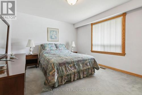 128 Kingsview Boulevard, Toronto, ON - Indoor Photo Showing Bedroom