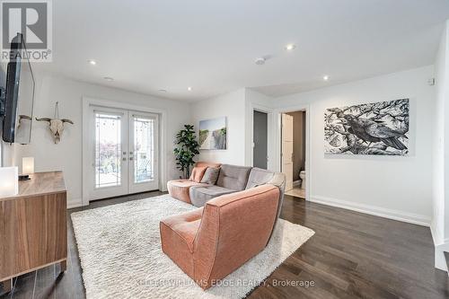 1083 Beach Boulevard, Hamilton, ON - Indoor Photo Showing Living Room