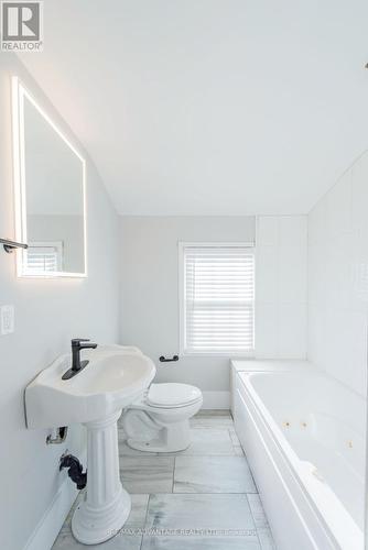 1 Woodland Place, London, ON - Indoor Photo Showing Bathroom