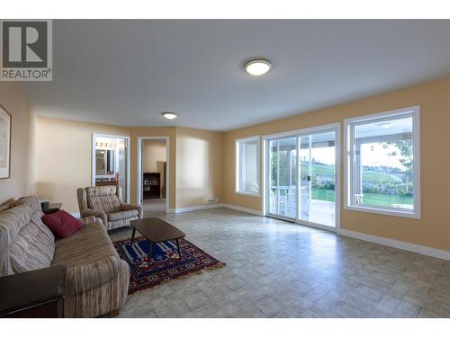 3333 Chancellor Place Unit# 4, West Kelowna, BC - Indoor Photo Showing Living Room