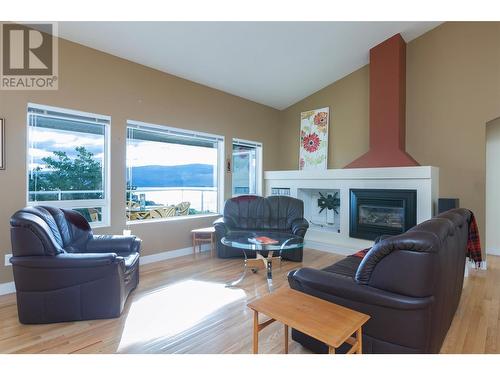 3333 Chancellor Place Unit# 4, West Kelowna, BC - Indoor Photo Showing Living Room With Fireplace