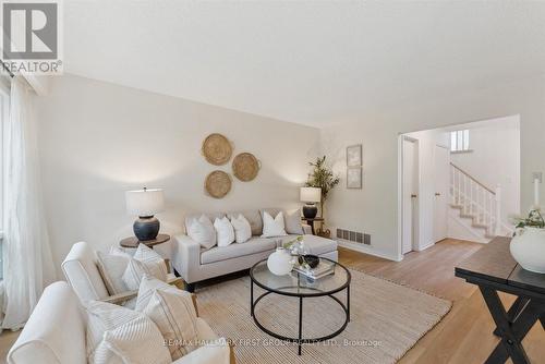 1041 Rathmore Crescent, Pickering, ON - Indoor Photo Showing Living Room